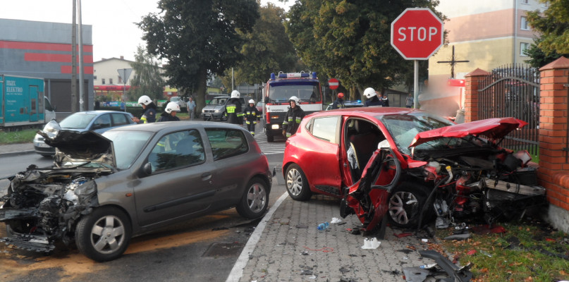 Do fatalnego w skutkach wypadku doszło dziś (22 sierpnia) w Lubrańcu, gdzie zderzyły się ze sobą dwa auta osobowe. Fot. PSP Włocławek