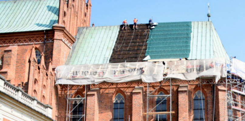 Z prezbiterium jest zdejmowane drewniane pokrycie dachu i blacha. Fot. D. Wiśniewski