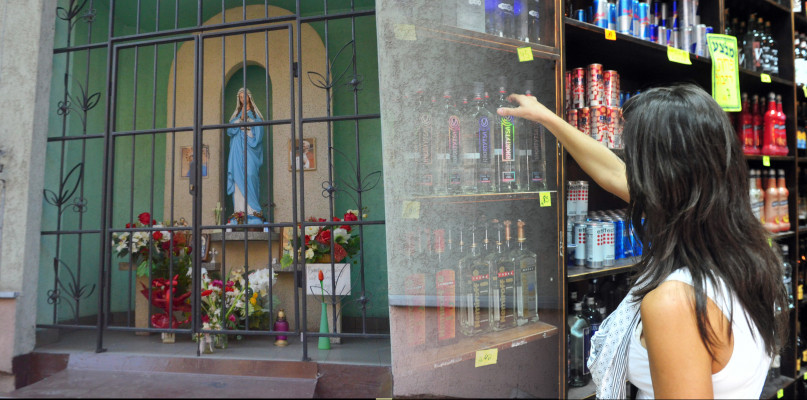Niektórzy mieszkańcy nie chcą, by w okolicy kapliczki sprzedawano alkohol. Fot. Natalia Seklecka/depositphotos