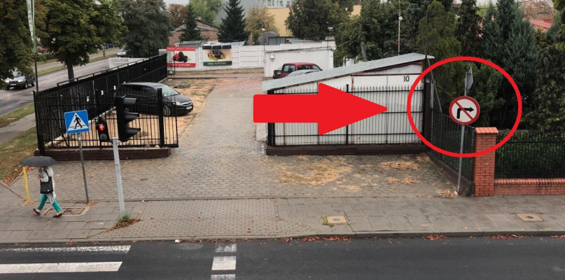 Kierowcy nie widzą znaku zakazującego skrętu w prawi. Fot. DDWloclawek.pl