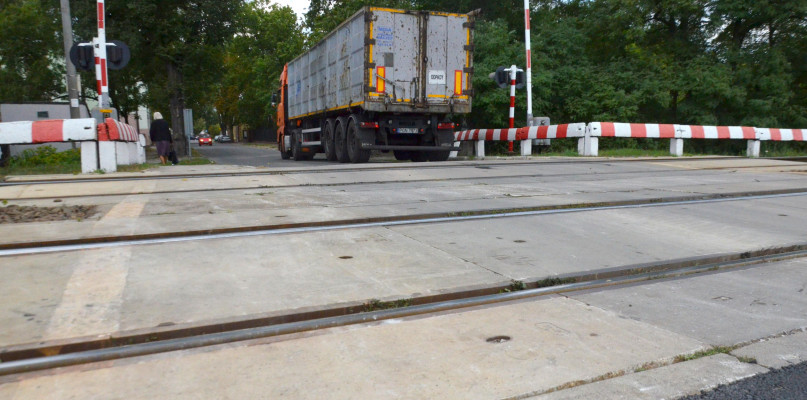 W ostatnich trzech dniach Pomorskie Przedsiębiorstwo Mechaniczno-Torowe przebudowało nawierzchnię w przejeździe kolejowym w ciągu ulicy Szpitalnej. Fot. N. Seklecka