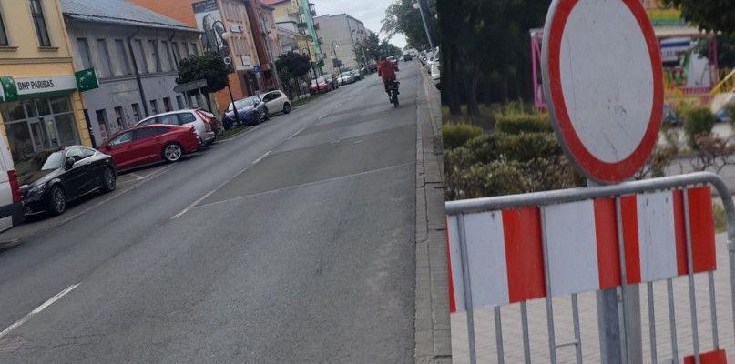 Służby miejskie informują, że ulica POW od jutra (wtorek 17 września) będzie przez blisko 2 tygodnie nieprzejezdna z powodu prac na ciepłociągu. Fot. DDWloclawek.pl