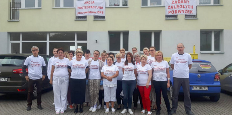 Protestujący pracownicy DPS 'Na Skarpie'. Fot. nadesłane. 