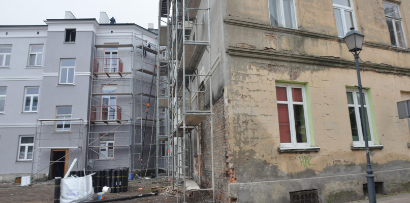 Prace są prowadzone m.in. w kamienicy przy ul. Brzeskiej 23. Fot. Grażyna Sobczak