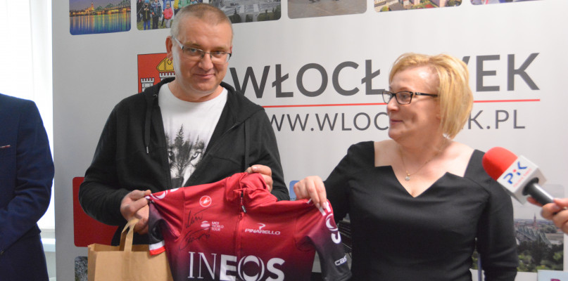 Włocławski zwycięzca rowerowej zabawy otrzymał m.in. koszulkę z autografem kolarza Michała Gołasia. Fot. Natalia Seklecka