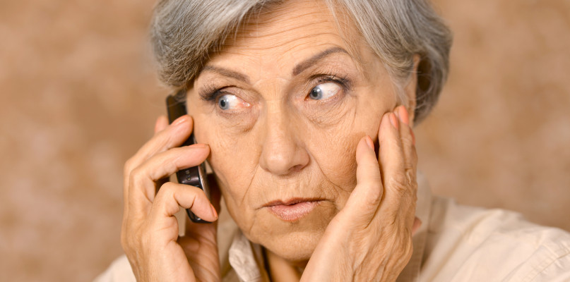 Oszuści dzwonią do starszych osób i próbują wyłudzić pieniądze. Fot. depositphotos