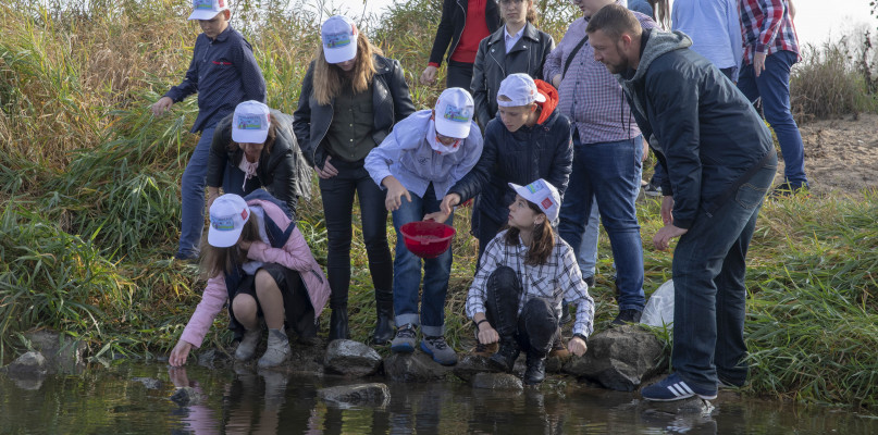 Nagrodą dla najlepszych oraz wyróżnionych uczniów i przedszkolaków było wspólne zarybianie najdłuższej polskiej rzeki. Fot. Anwil S.A.
