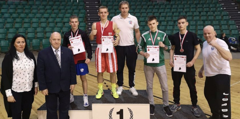 Walka finałowa podzieliła kibiców i jak się okazało po werdykcie, również sędziów. Szymański zdobył swoje pierwsze złoto w Pucharze Polski Juniorów wygrywając walkę na punkty stosunkiem 2:1. Fot. bokser.org