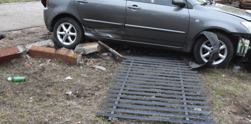 Kierowca wjechał w ogrodzenie posesji. Fot. Grażyna Sobczak - ilustracujne