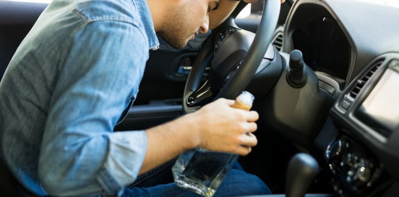 Badanie na obecność alkoholu we krwi wykazało, że kierowca opla miał w organizmie prawie cztery promile alkoholu we krwi. Zdjęcia ilustracyjne. Fot. depositphotos.com