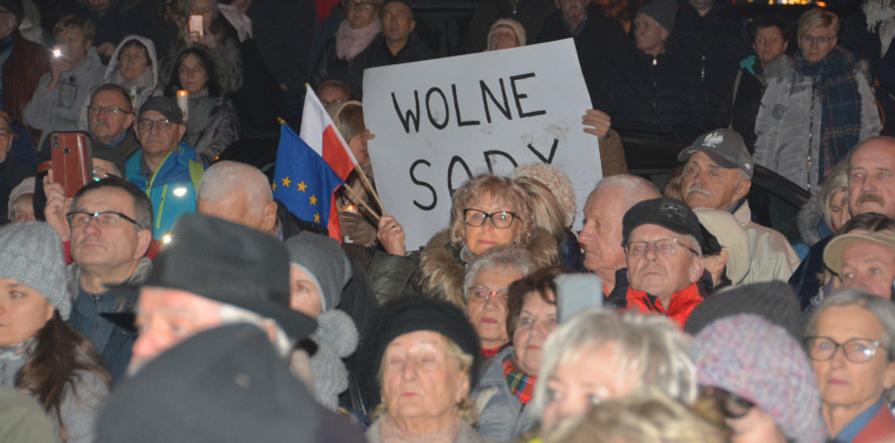 To największy jak do tej pory we Włocławku protest przeciwko zmianom w prawie wprowadzanym przez PiS. Fot. DDWloclawek.pl