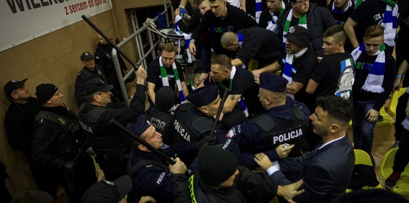 Po meczu w Ostrowie doszło do przepychanek z policją fot. screen z FB Anwil Wloclawek