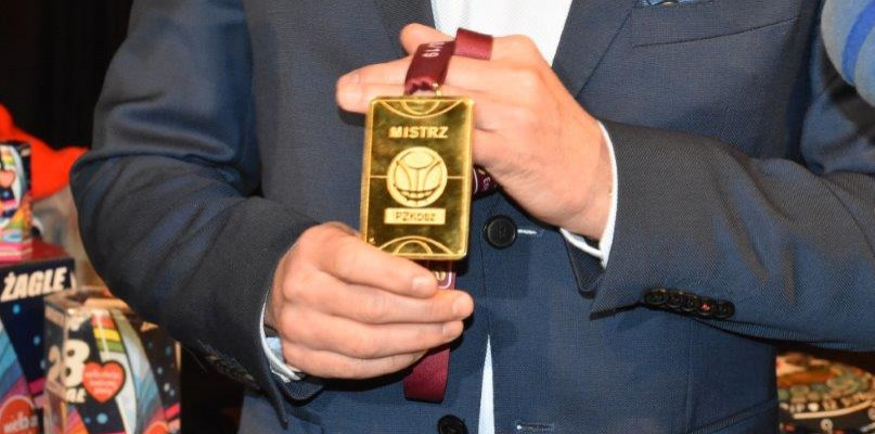 Mistrzowski medal Anwilu Włocławek trafił na aukcję WOŚP. Fot. Grażyna Sobczak