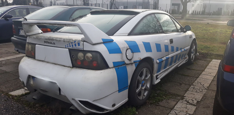 Jak informują Czytelnicy, jedno z porzuconych aut znajduje się na parkingu przed włocławską komendą. Fot. nadesłane