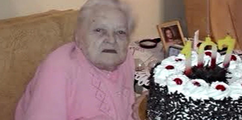 Pani Kazimiera świętująca 107. urodziny, trzy lata temu. Zdjęcie pochodzi z portalu najstarsipolacy.pl, gdzie zostało opublikowane dzięki uprzejmości wnuczki jubilatki.