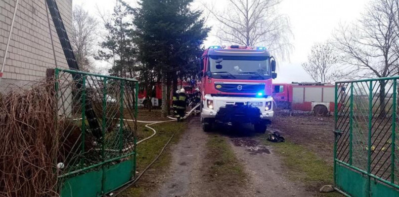 W akcji gaszenia pożaru brało udział pięć zastępów straży pożarnej. Fot. OSP Izbica Kujawska