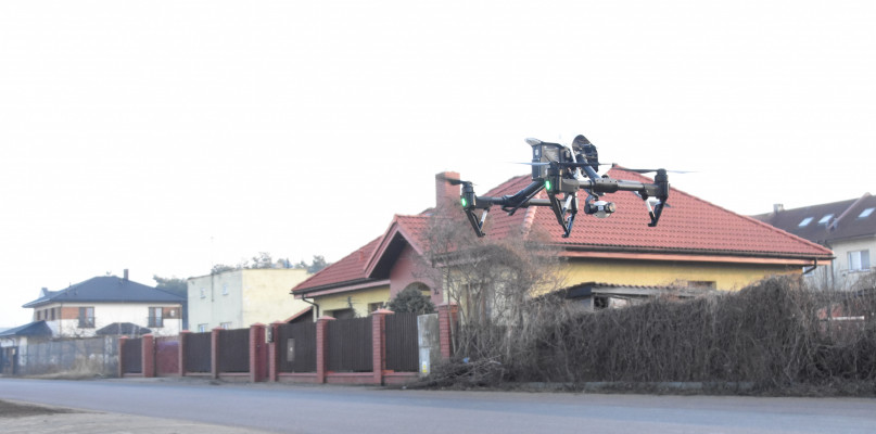 Dron MPEC pojawił się dziś między innymi nad ulicą Mielęcińską na Michelinie. Fot. Daniel Wiśniewski