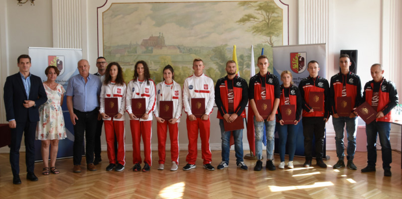 W 2019 roku pieniądze z powiatu trafiły między innymi do Klubu Sportów Siłowych Husaria z Lubrańca i Akademii Mieszanych Sztuk Walki z Nakonowa. Tu podczas odbioru wyróżnień za wyniki sportowe. Zdjęcia ilustracyjne. Fot. Daniel Wiśniewski