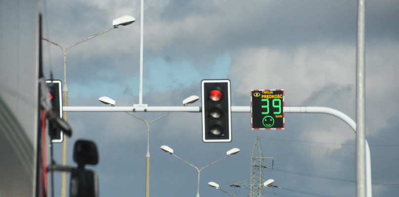 Kierowcy zwracają uwagę, że znak wyświetlający zielony komunikat, kiedy sygnalizator nadaje światło czerwone, może wprowadzać w błąd. Fot. Natalia Seklecka