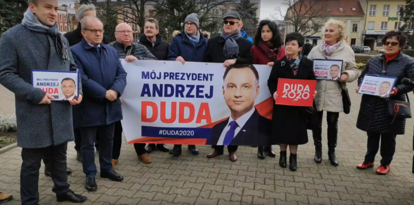 Działacze PiS zorganizowali konferencję prasową na placu Wolności fot. screen YouTube