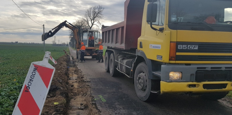 W ramach projektu wykonawca położy nowy dywanik asfaltowy, zamontuje nowe perony przystankowe i wytyczy przejścia dla pieszych. Poza tym wykona oświetlenie drogowe, nowe oznakowania, wymieni bariery ochronne i odtworzy przydrożne rowy. Fot. Gmina Kowal