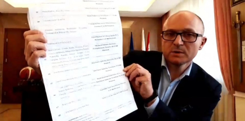 Prezydent Włocławka pokazał listę lokali wyborczych przygotowaną przez Komisarza Wyborczego. Fot. UM Włocławek