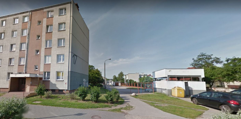Prezes SM Południe twierdzi, że stoi przed dylematem - dezynfekować klatki czy kosze na śmieci? Fot. Google Maps