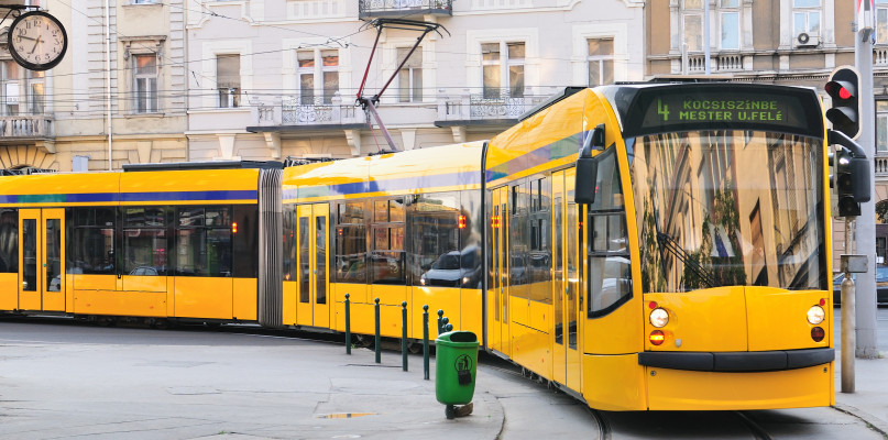 Mieszkańcy mają odpowiedzieć m.in. na pytanie, czy po Włocławku powinien jeździć tramwaj. Fot. depositphotos