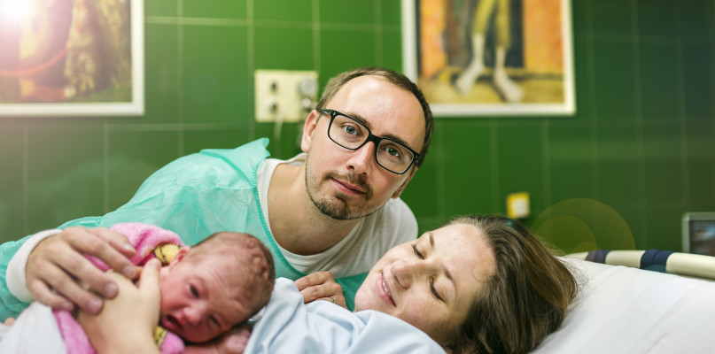 Przywrócenie porodów rodzinnych wiąże się z ryzykiem, że na oddział położnicy dostanie się koronawirus. Fot. depositphotos
