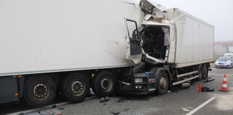 Na A1 zderzyły się dwa samochody ciężarowe. Fot. KMP Włocławek 