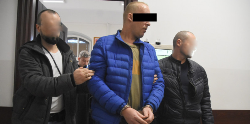 32-latek usłyszał zarzut znęcania się ze szczególnym okrucieństwem nad 32-letnią żoną, szóstką swoich dzieci w wieku od 2 do 8 lat i 19-letnim pasierbem. Siódmy miesiąc przebywa w areszcie. Fot. ddwloclawek.pl