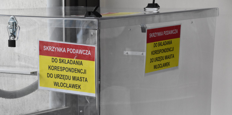Dokumenty nadal można zostawiać w urnie umieszczonej przy wejściu do budynku Urzędu Miasta Włocławek przy Zielonym Rynku. Fot. DDWloclawek.pl