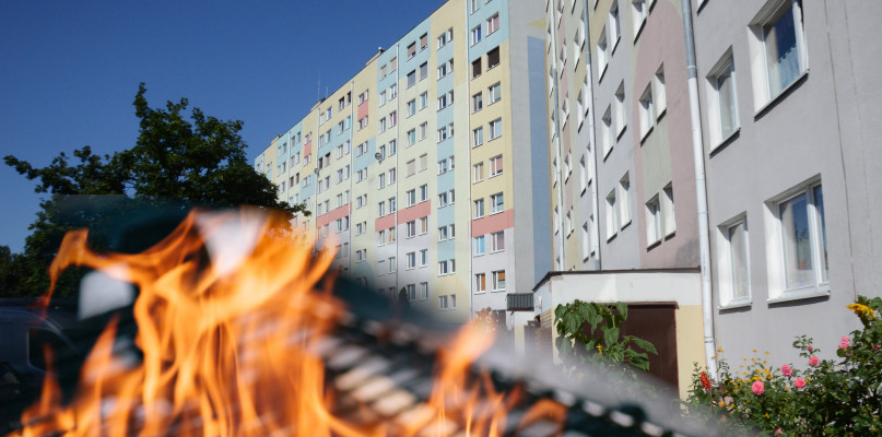 Kłopotliwy sąsiad tym razem rozpalił w mieszkaniu grilla. Fot. Natalia Seklecka/depositphotos
