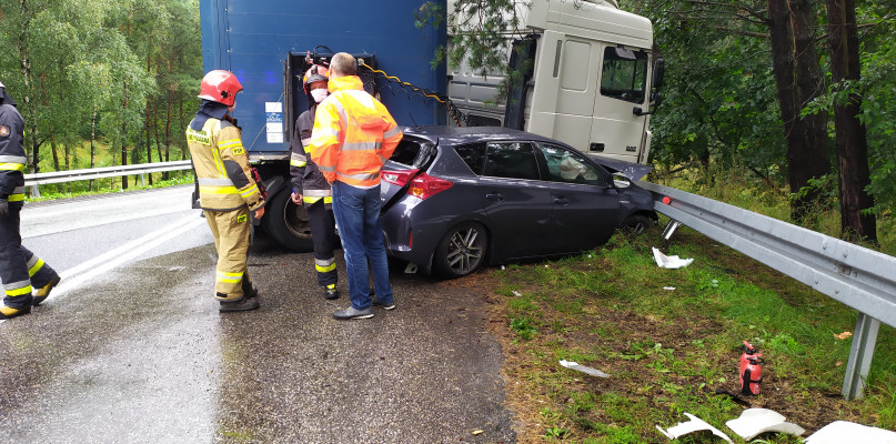 Ze wstępnych ustaleń wynika, że do zderzenia doszło z winy kierowcy ciężarówki, który poruszał się w kierunku miasta. Fot. ddwloclawek.pl