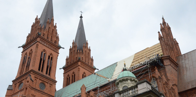 "Spektakularny i kosztowny" remont na dachu włocławskiej katedry rozpoczęty. Fot. G. Sobczak. 