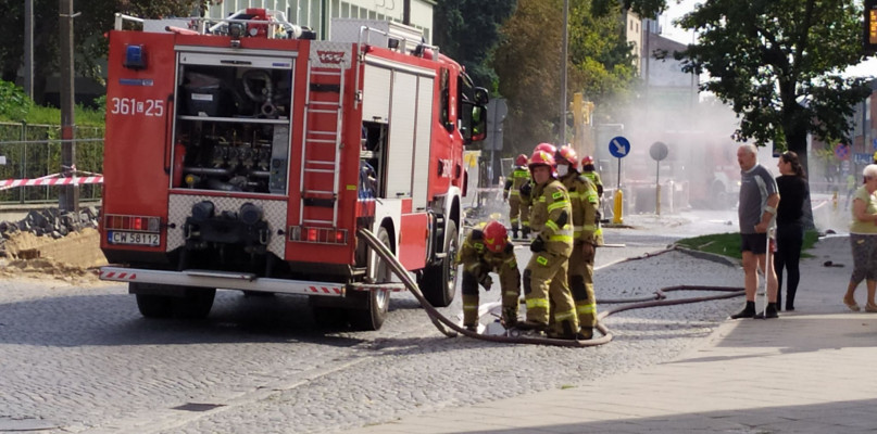 Na miejscu pracują strażacy. Rozstawiono kurtyny wodne. Fot. ddwloclawek.pl