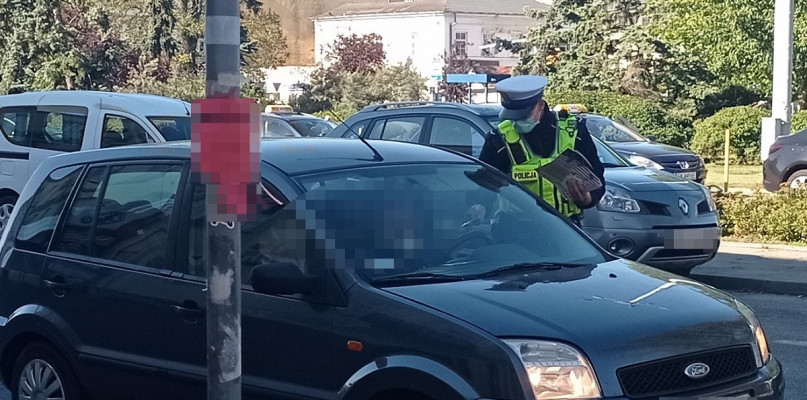 Policjanci rozmawiali z kierowcami i pieszymi. Fot. KMP Włocławek