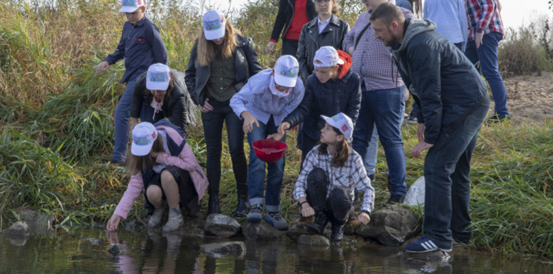 Od kilku lat dodatkową atrakcją dla laureatów konkursu był udział we wspólnej akcji zarybiania królowej polskich rzek. Fot. ANWIL S.A.