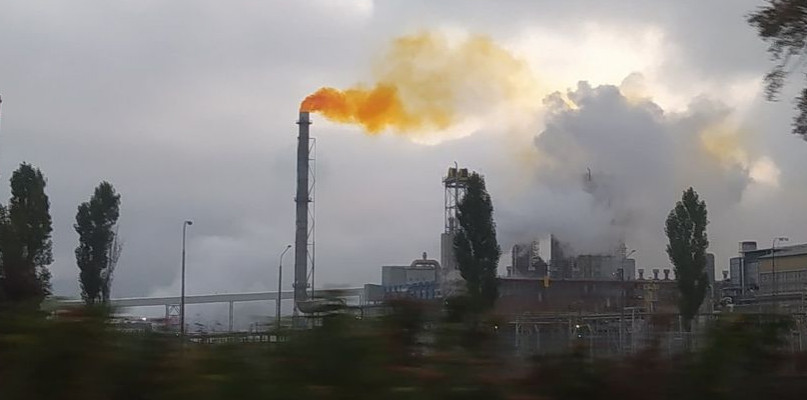 Na terenie włocławskiej spółki nic złego się nie stało, a rdzawy dym ma związek z uruchomieniem linii kwasu azotowego. Fot. Nadesłane