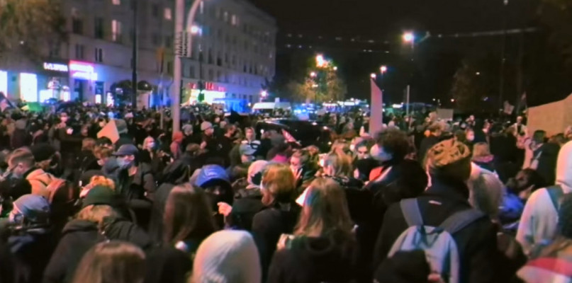 Manifestacja 23.10 w Warszawie. Screen z Youtube. Autor: KLASYK FILMS. 
