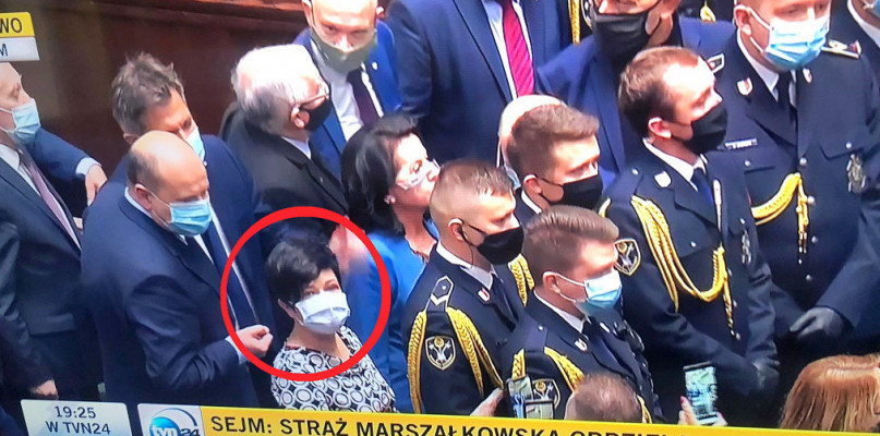 Do prezesa PiS Jarosława Kaczyńskiego, jakby z odsieczą, podeszli też posłowie jego partii. Wśród nich była poseł Joanna Borowiak. Fot. TVN24