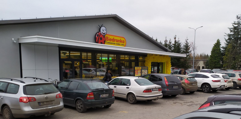W dzień otwarcia sklep odwiedziło mnóstwo klientów. Część ciekawa była niespotykanej zbyt często w Biedronkach tradycyjnej lady, za którą sprzedawane jest na wagę mięso, wędliny i ser. Fot. Grażyna Sobczak
