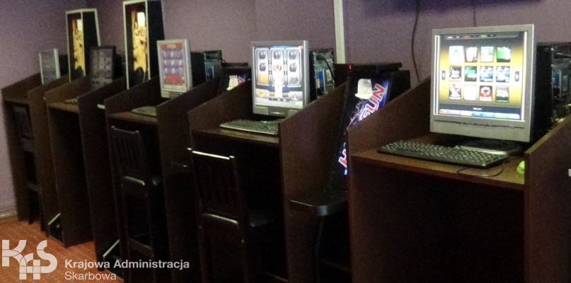 Przypuszczenia funkcjonariuszy potwierdziły się. W lokalu ujawniono sześć zestawów komputerowych do urządzania gier hazardowych. Fot. KAS