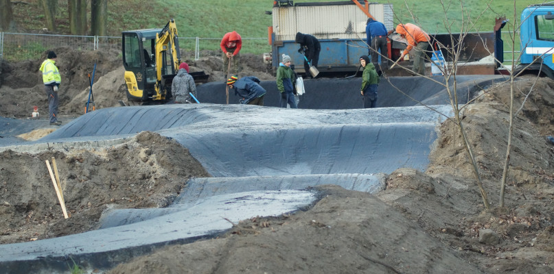Tor pumptrack zyskuje już nawierzchnię. Fot. Natalia Seklecka