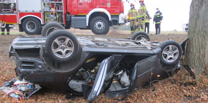 Policjanci ustalili już wstępnie, że kierowca musiał zjechać na pobocze, gdzie stracił panowanie nad autem. Fot. KPP Lipno