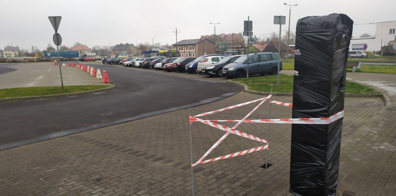 Na parkingu przy rondzie Kokoszka stanęło tajemnicze urządzenie owinięte na razie czarną folią. Fot. ddwloclawek.pl