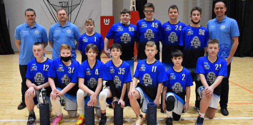 Zawodnicy trenujący na co dzień w Towarzystwie Koszykówki Młodzieżowej zagrali cztery spotkania grupowe, z których w trzech zwyciężyli. Fot. Nadesłane