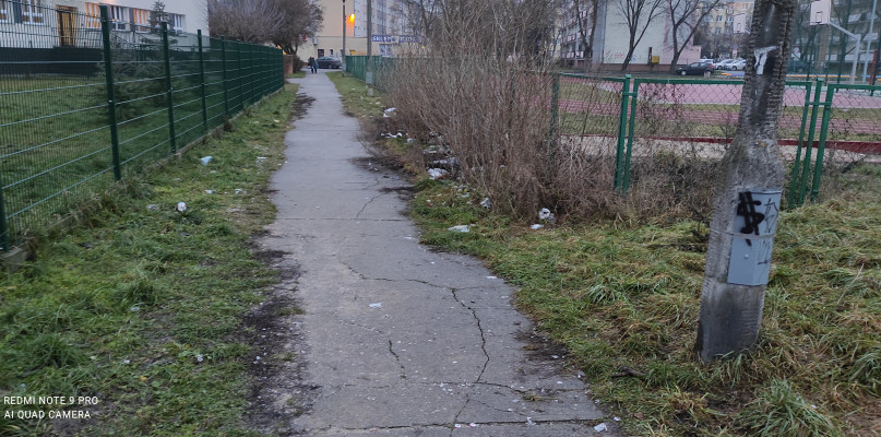 Włocławek: śmieci zalegają na drodze do przedszkola. Fot. nadesłane