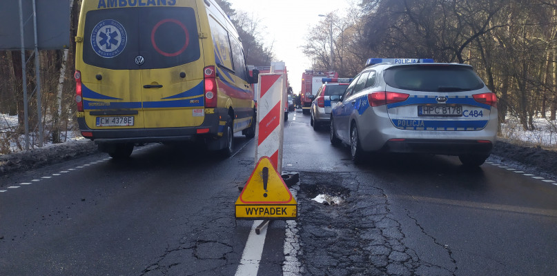 Wypadek na szosie brzeskiej. W trakcie akcji służb jezdnia była całkowicie zablokowana w obu kierunkach. Fot. DD