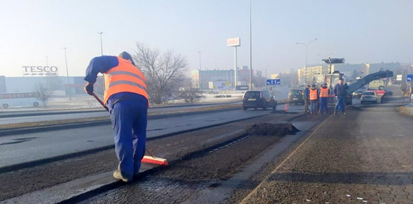 22.02.2020 - Ekipa Drogtomu naprawia dziury na wiadukcie w ciągu ul. Kruszyńskiej. Fot. DD